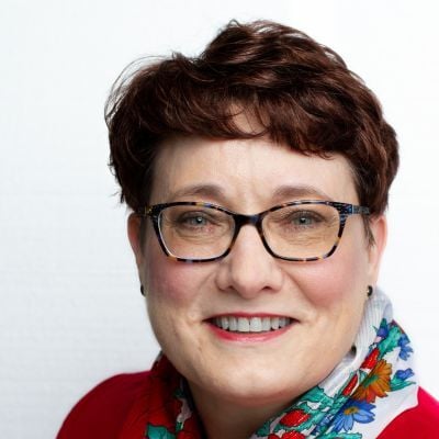 Ruth Linoz headshot